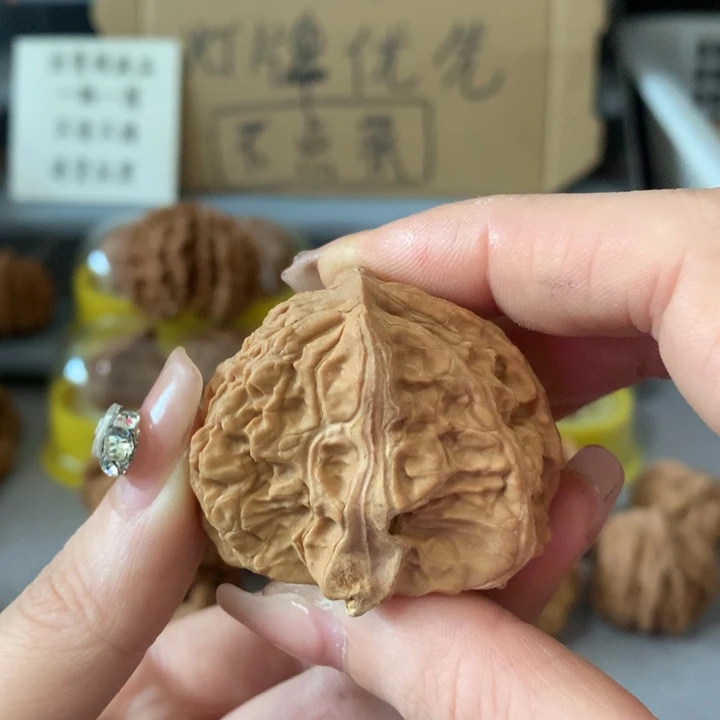 鸿***吊坠文玩核桃异形单只，有瑕疵
