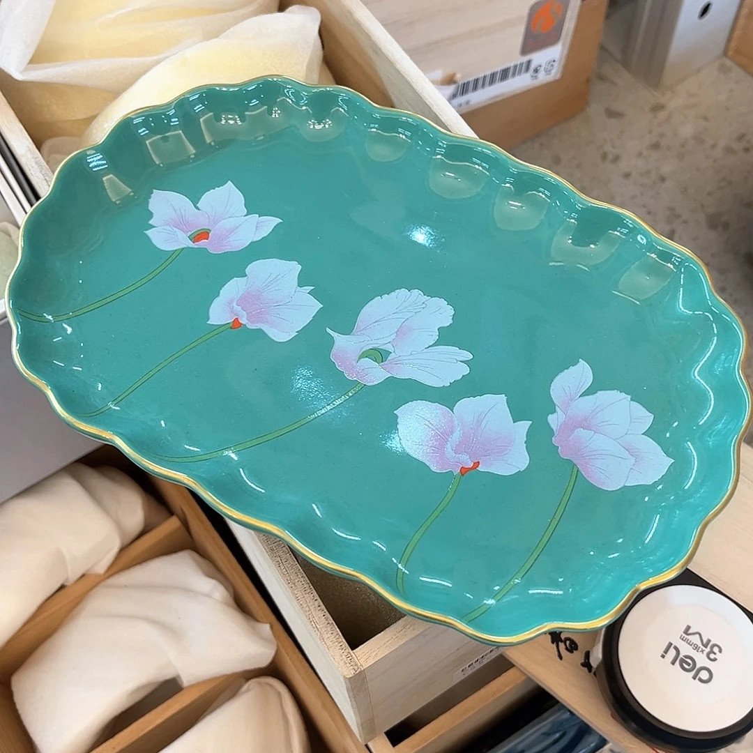 盖碗在家门口看到的小猫和