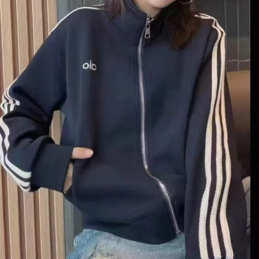 极简风秋款刺绣长袖短外套