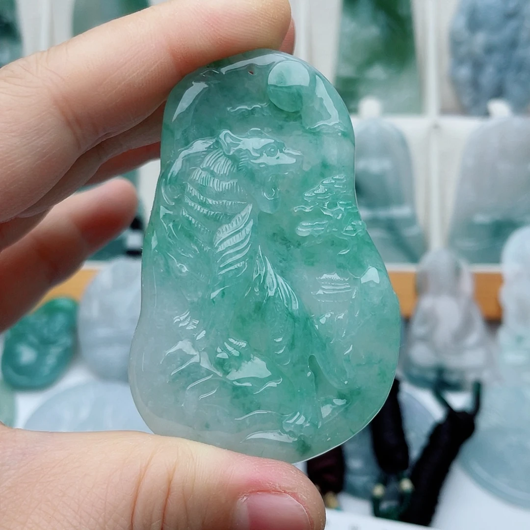 翡翠未镶嵌颈饰上山虎