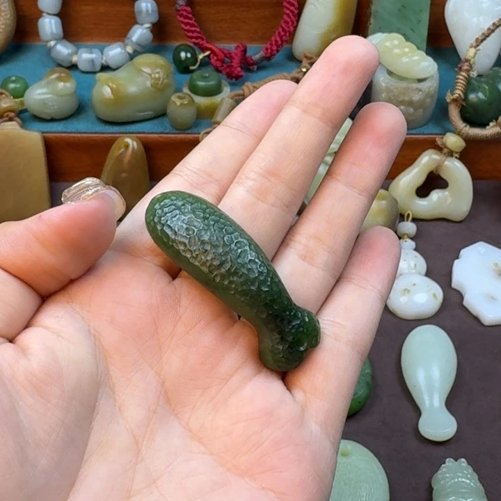 茉***陌和田玉未镶嵌颈饰