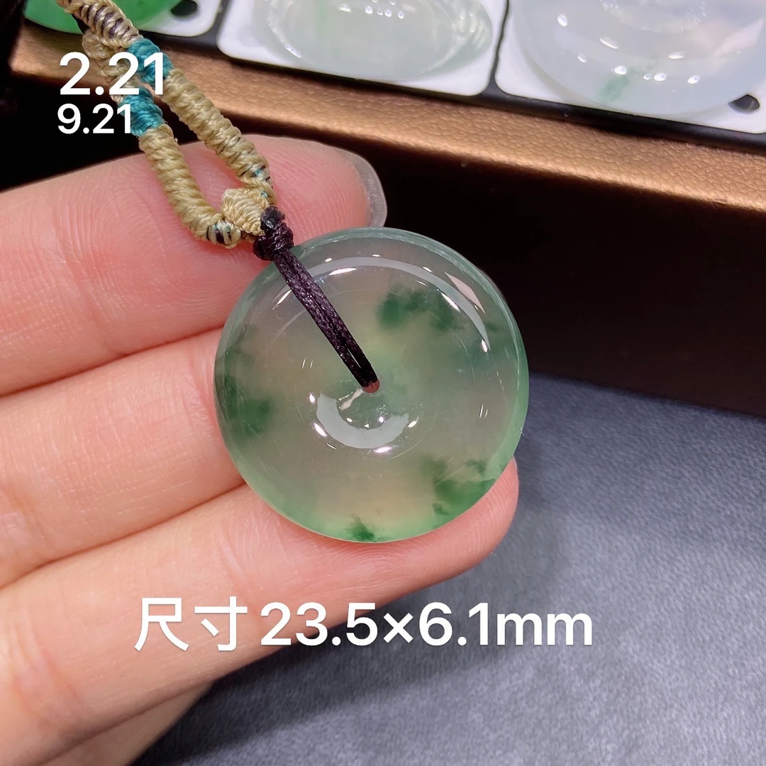 缅甸  天然A货翡翠，冰种绿底飘满花平安扣吊坠，精美时尚百搭颈饰R