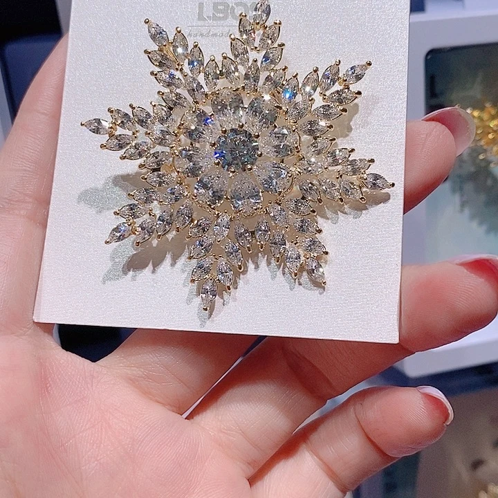 锆石铜合金雪花胸针