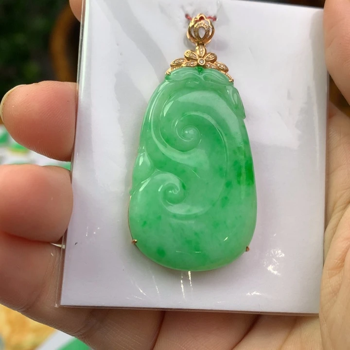 翡翠18K金镶嵌颈饰翡翠吊坠