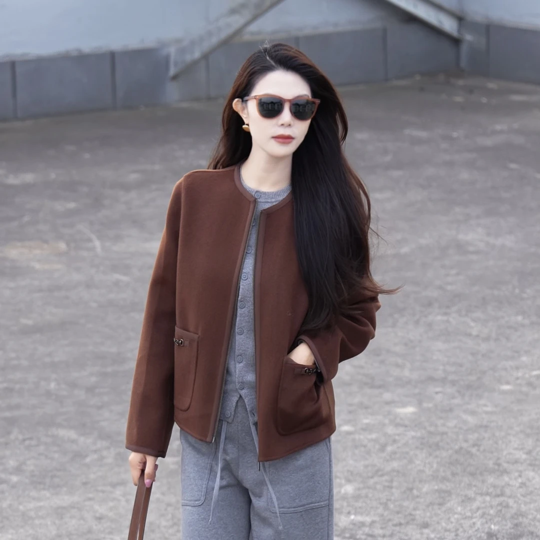 AMASS/阿玛施秋冬新款气质洋气轻奢时尚圆领毛呢外套上衣女540022