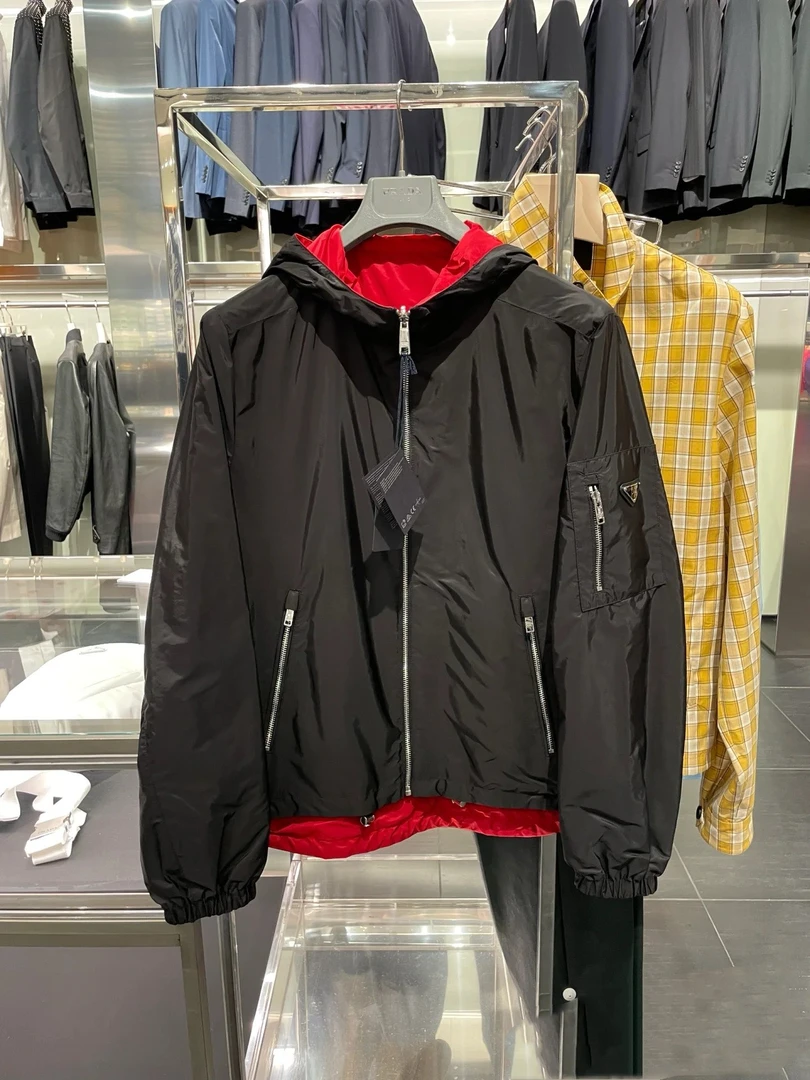 全新未使用 Prada/普拉达 男士正黑反红双面穿连帽夹克PJ018