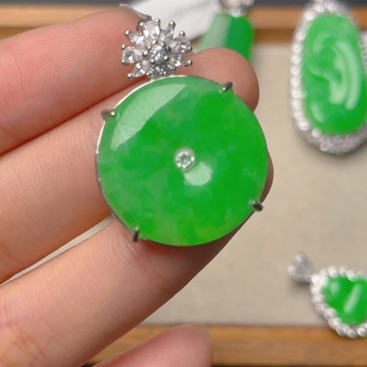 翡翠银S925镶嵌颈饰?***翠n n m m