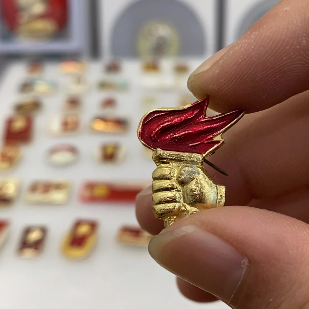 其他普通金属红色纪念章手持火炬