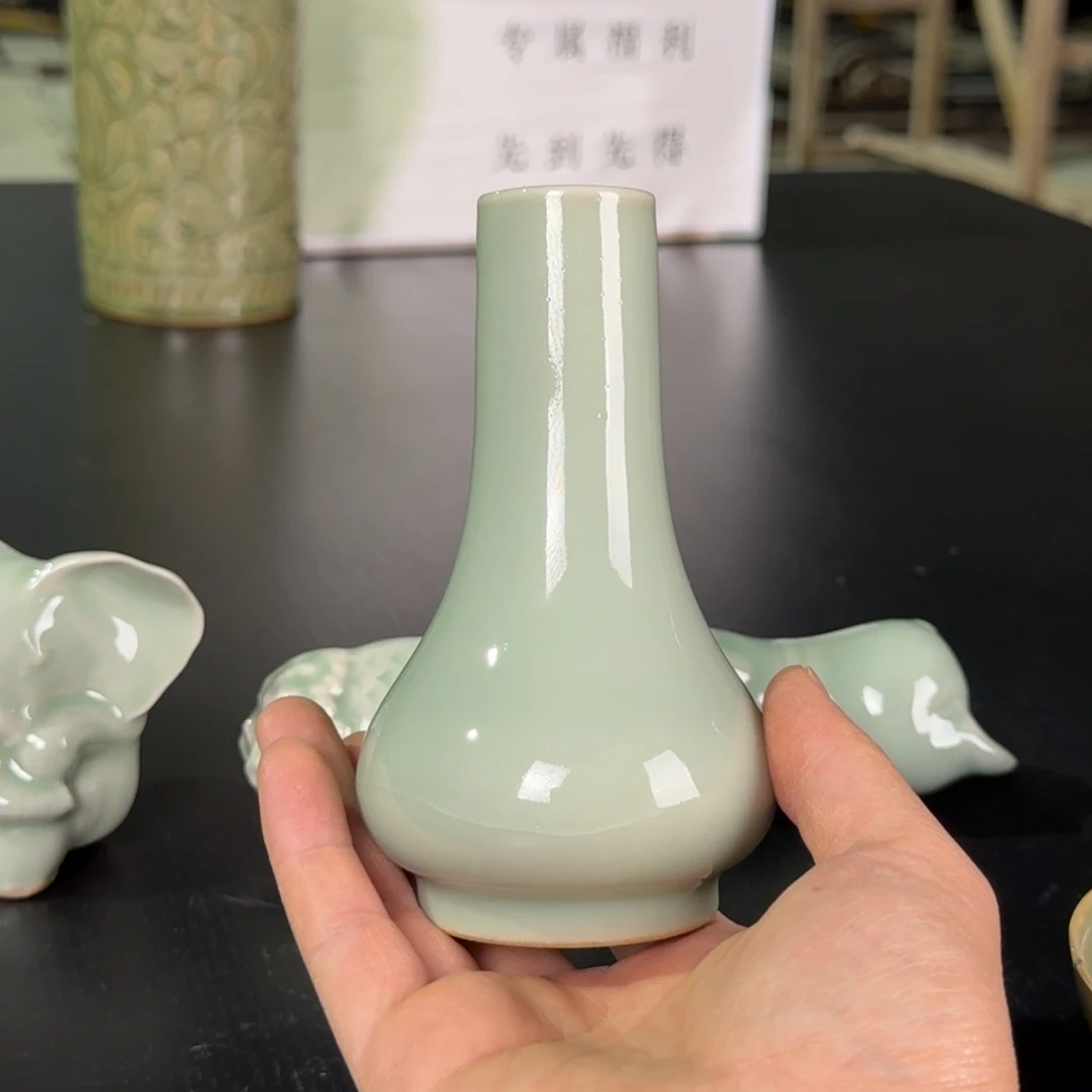 微瑕  长颈瓶  仰山品物