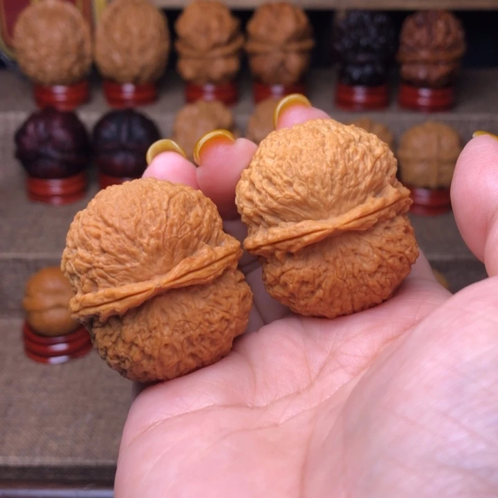 文玩核桃把件50号鱼籽纹绣球39尺