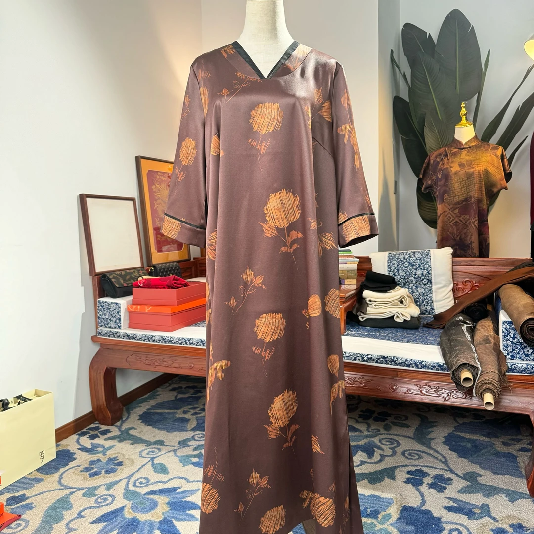 品叔&精工 · 桑蚕丝红莨V领重缎连衣裙