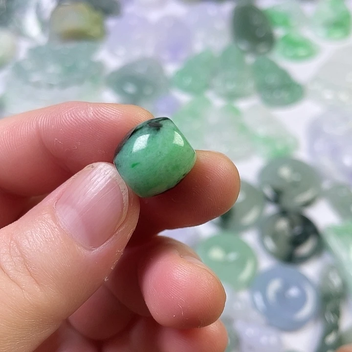 翡翠未镶嵌颈饰路路通