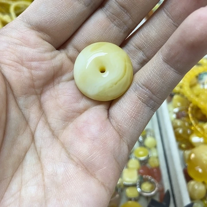 蜜蜡未镶嵌裸石吊坠