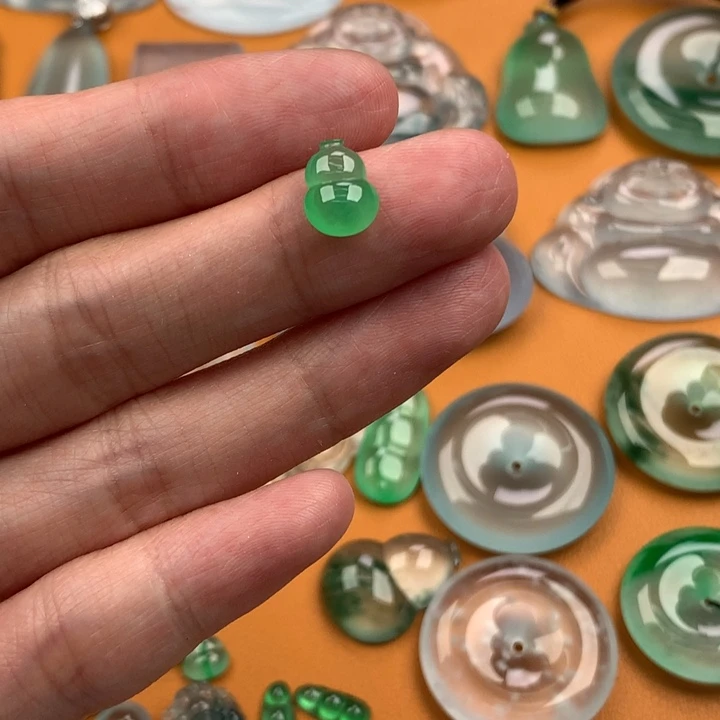 翡翠未镶嵌颈饰….