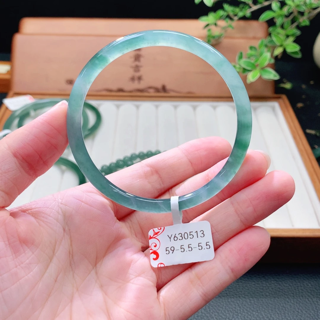 翡翠未镶嵌手镯（圆镯）