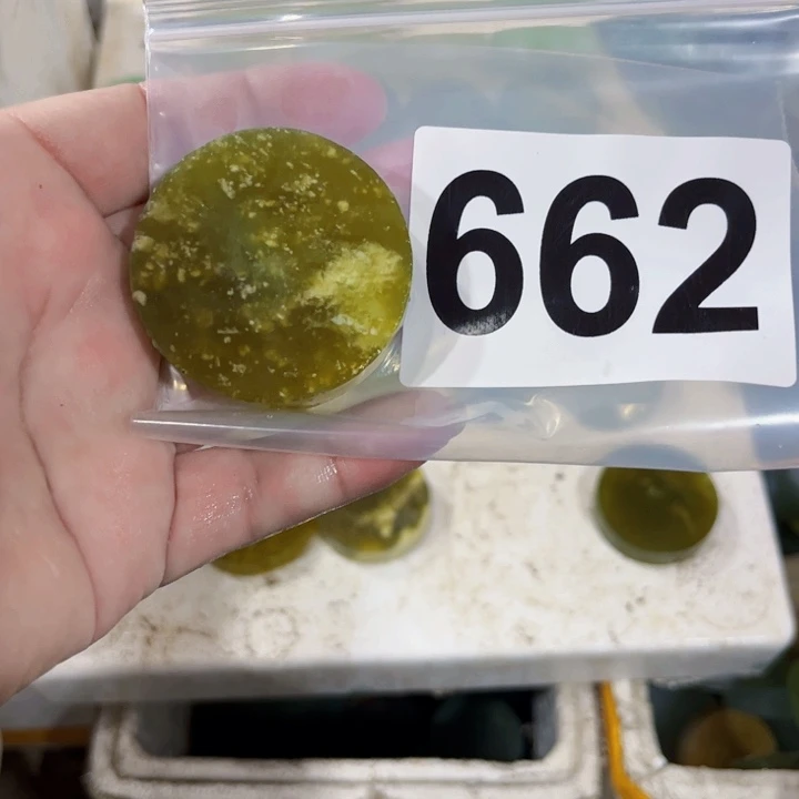 呜***人蛇纹石玉未镶嵌珠宝半成品
