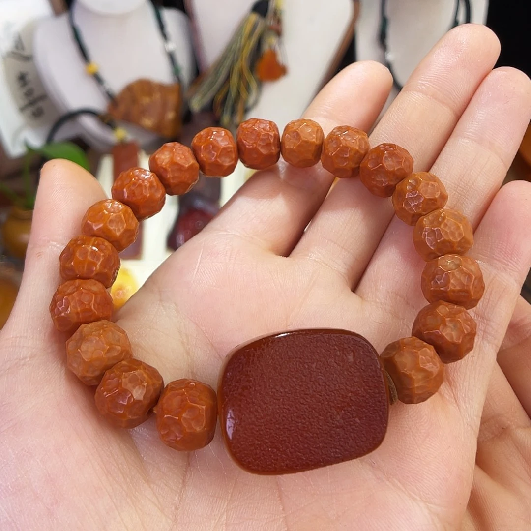 琥珀珠宝奇石未镶嵌。