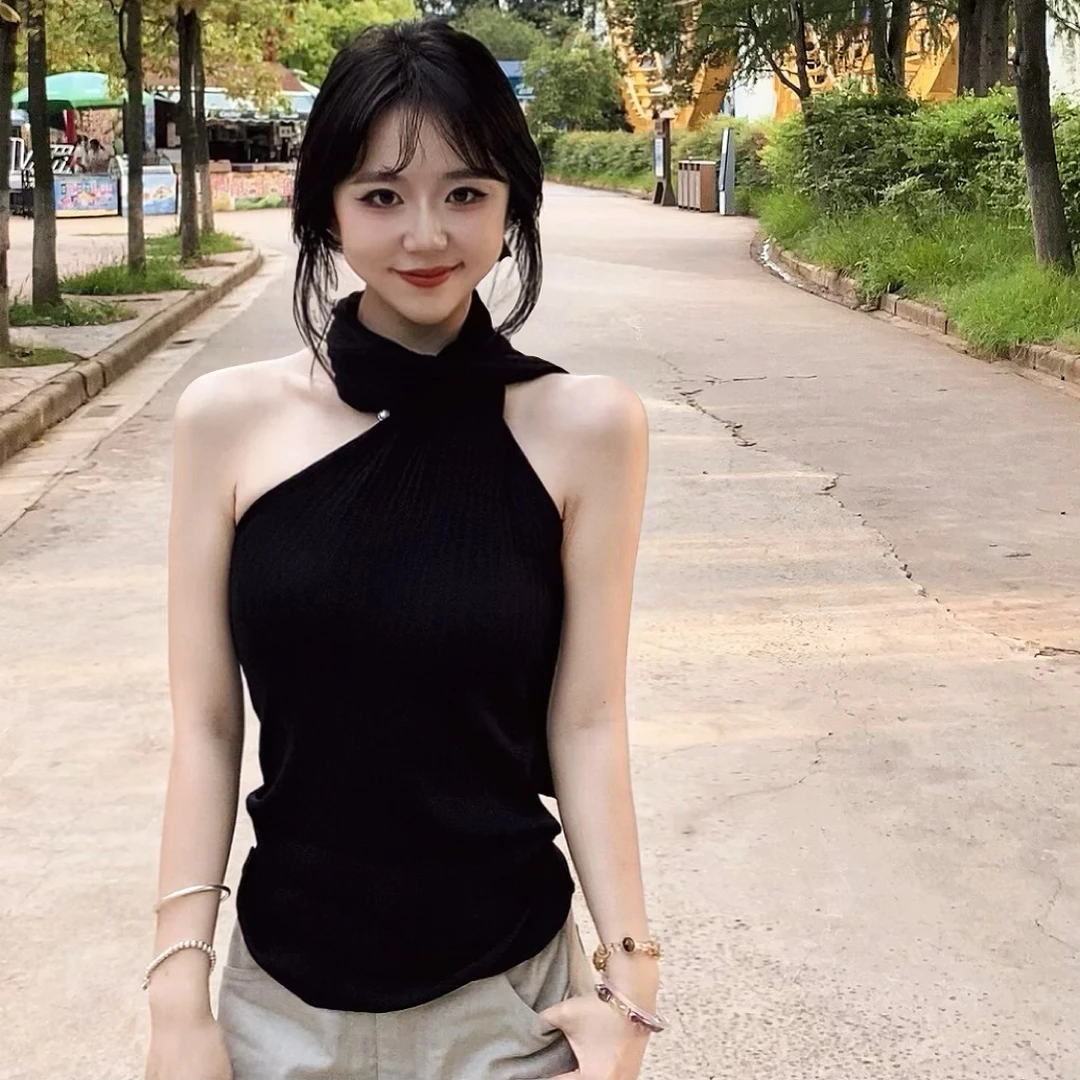 雯雯呐-韩版设计感挂脖扭结针织吊带背心修身显瘦性感辣妹上衣