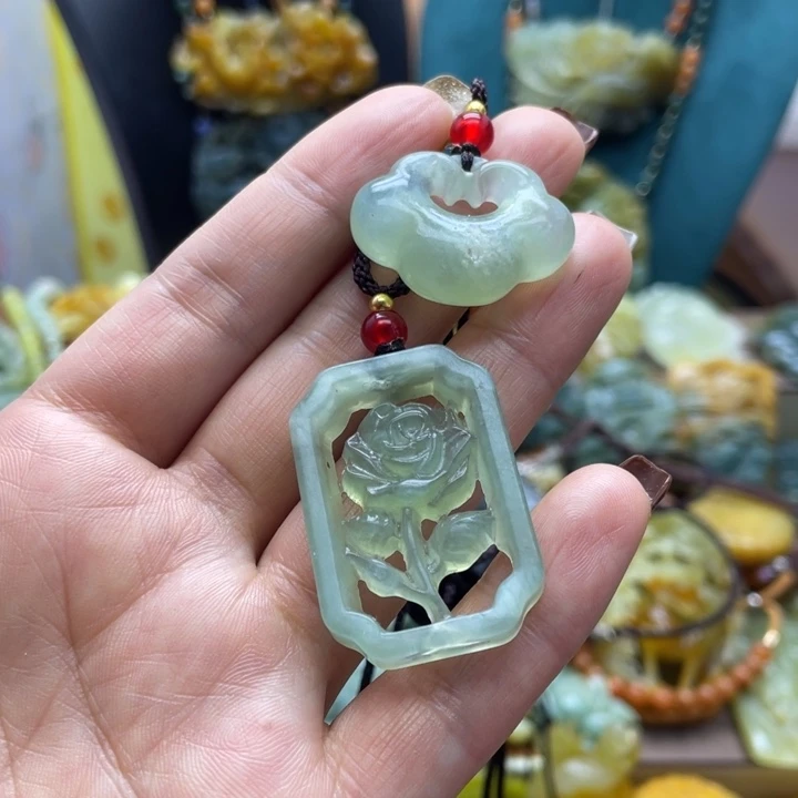 蛇纹石玉未镶嵌颈饰