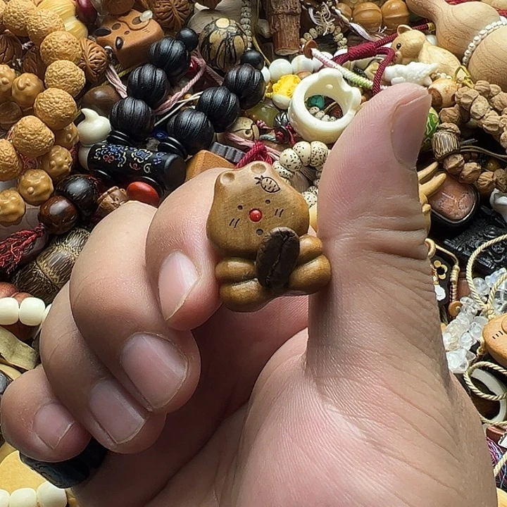 木质非金属桃木抱豆兔子