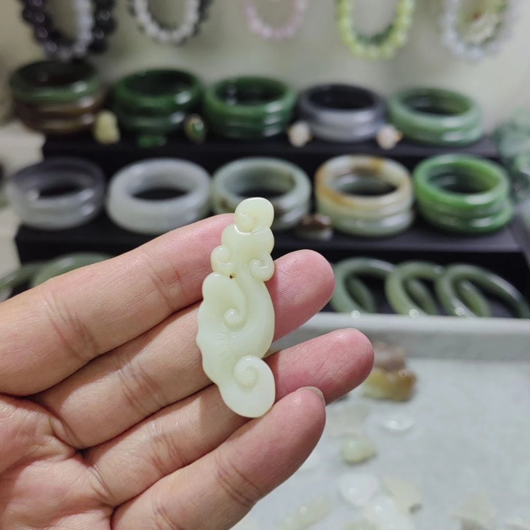 和田玉未镶嵌颈饰