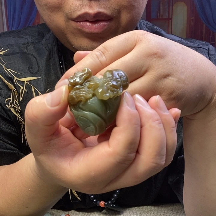 颈饰未镶嵌和田玉（糖玉）济公翔龙罗汉
