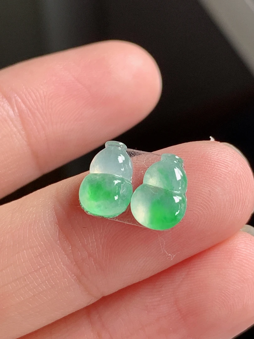 天然缅甸翡翠A货飘阳绿葫芦耳坠耳钉裸石一对，尺寸8.7*6*3.1