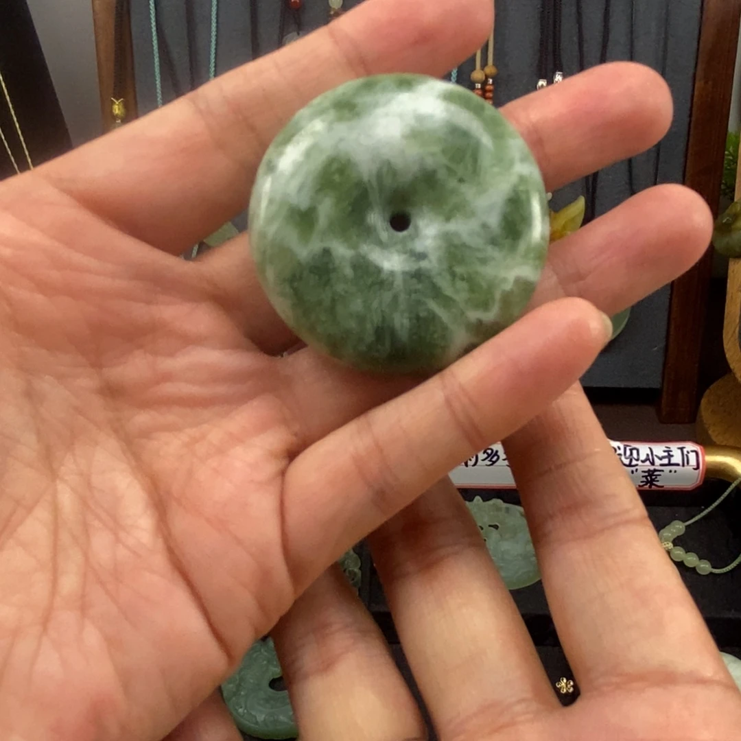 岫玉未镶嵌颈饰大平安扣