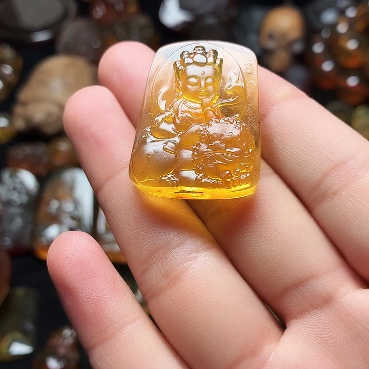琥珀未镶嵌颈饰。，