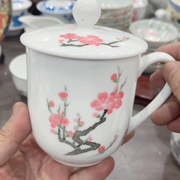 壶釉下五彩的瓷器和瓷器