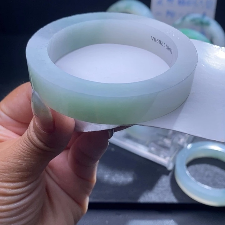 定制翡翠未镶嵌翡翠手镯