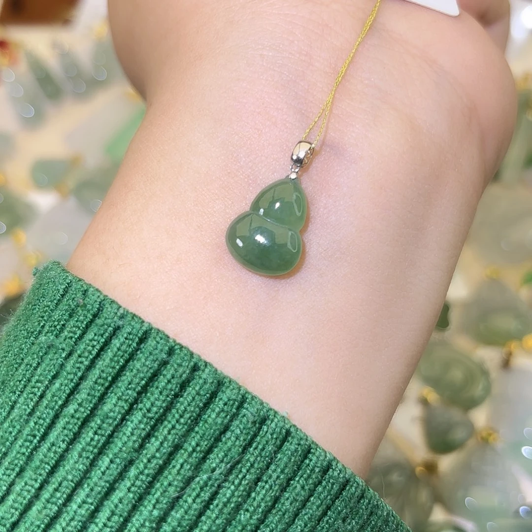 翡翠18K金镶嵌颈饰葫芦