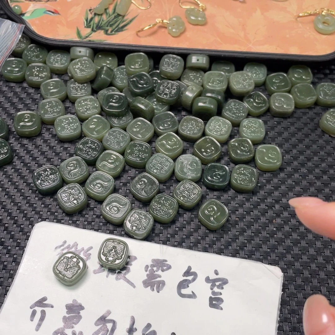 和田玉未镶嵌颈饰微瑕扎基小方牌拍一发二