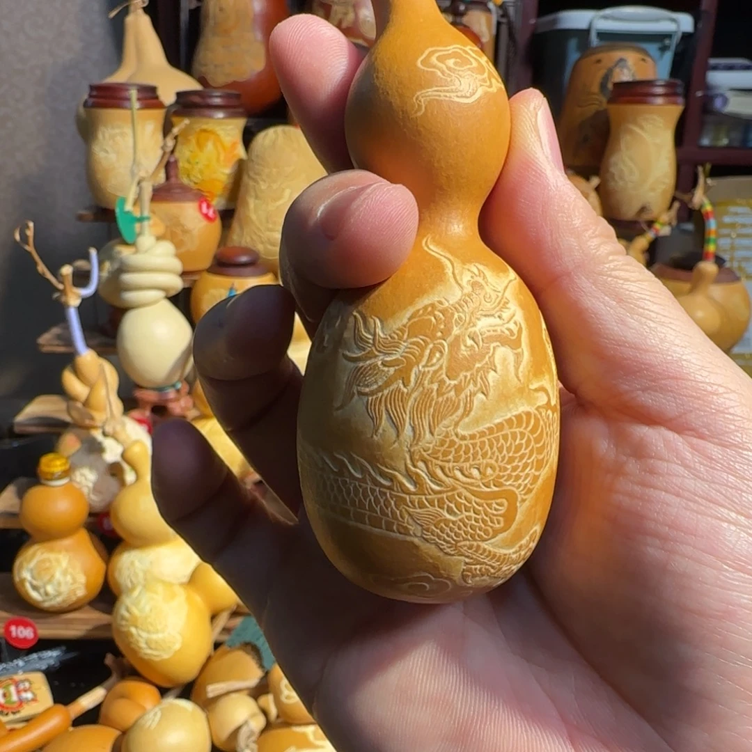 有机玻璃满工瓶子龙雕刻放漏