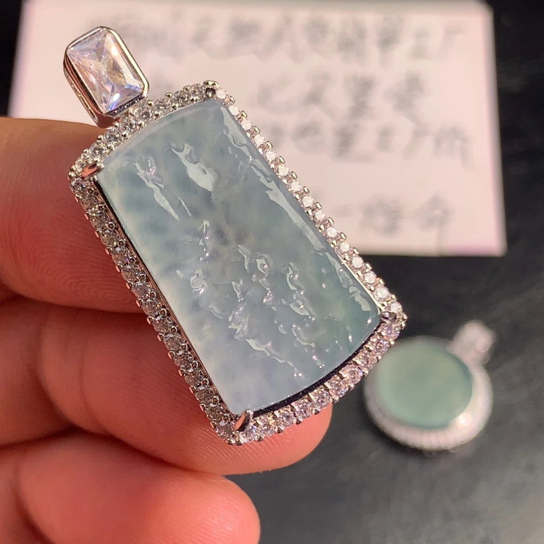 翡翠未镶嵌颈饰山水