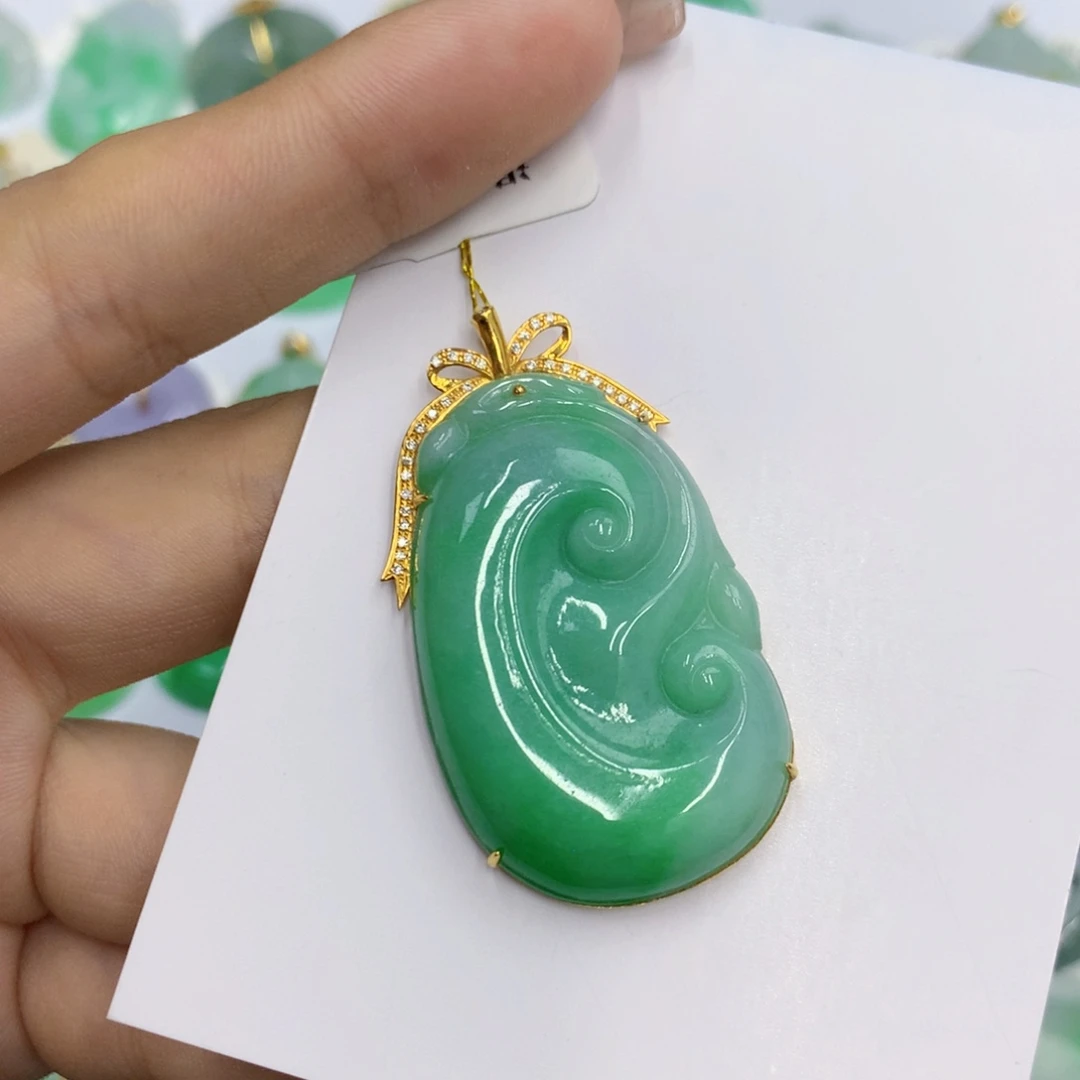 翡翠18K金镶嵌颈饰翡翠