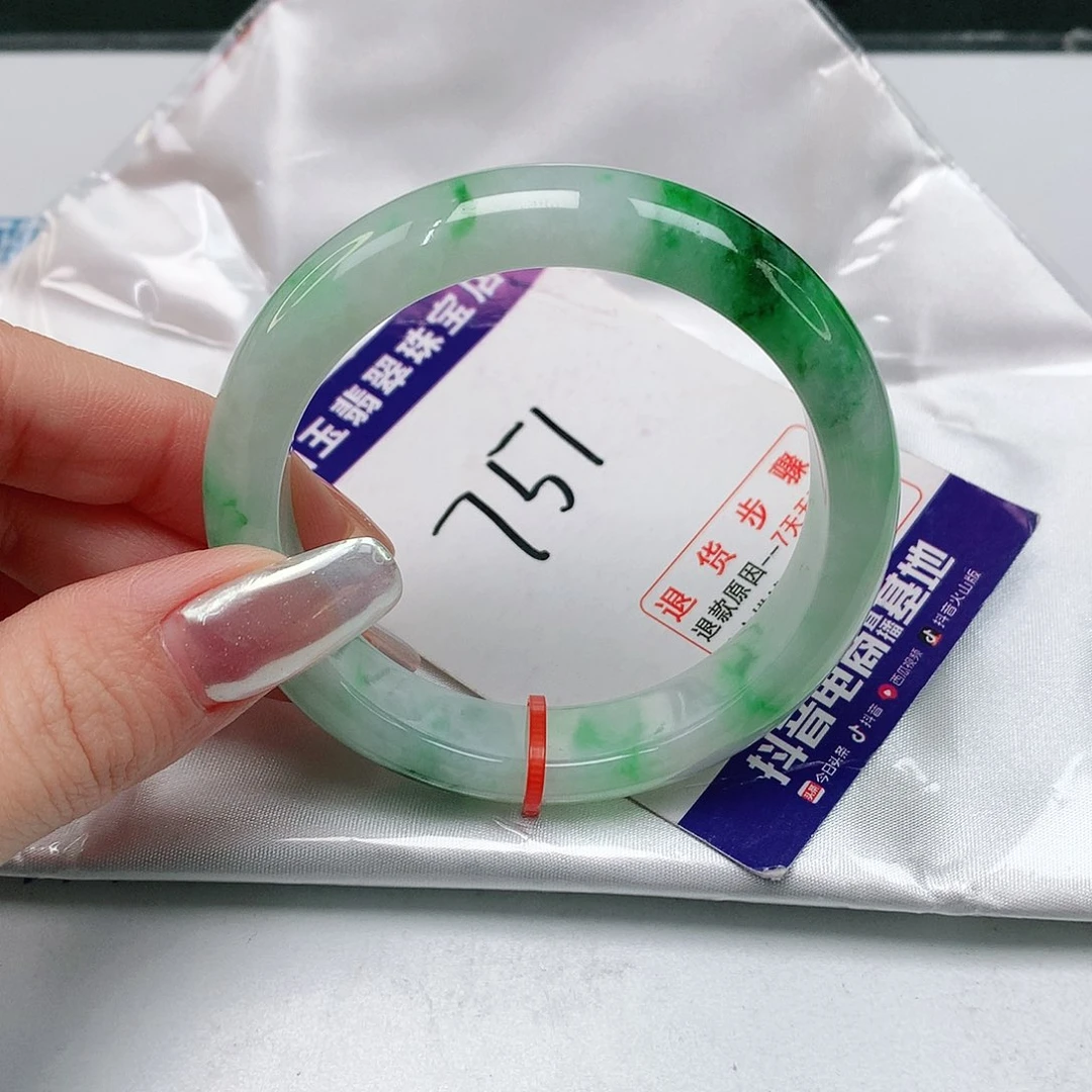 翡翠手镯未镶嵌翡翠手镯