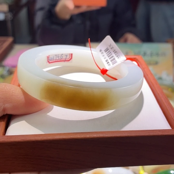 和田玉未镶嵌手镯43。 56