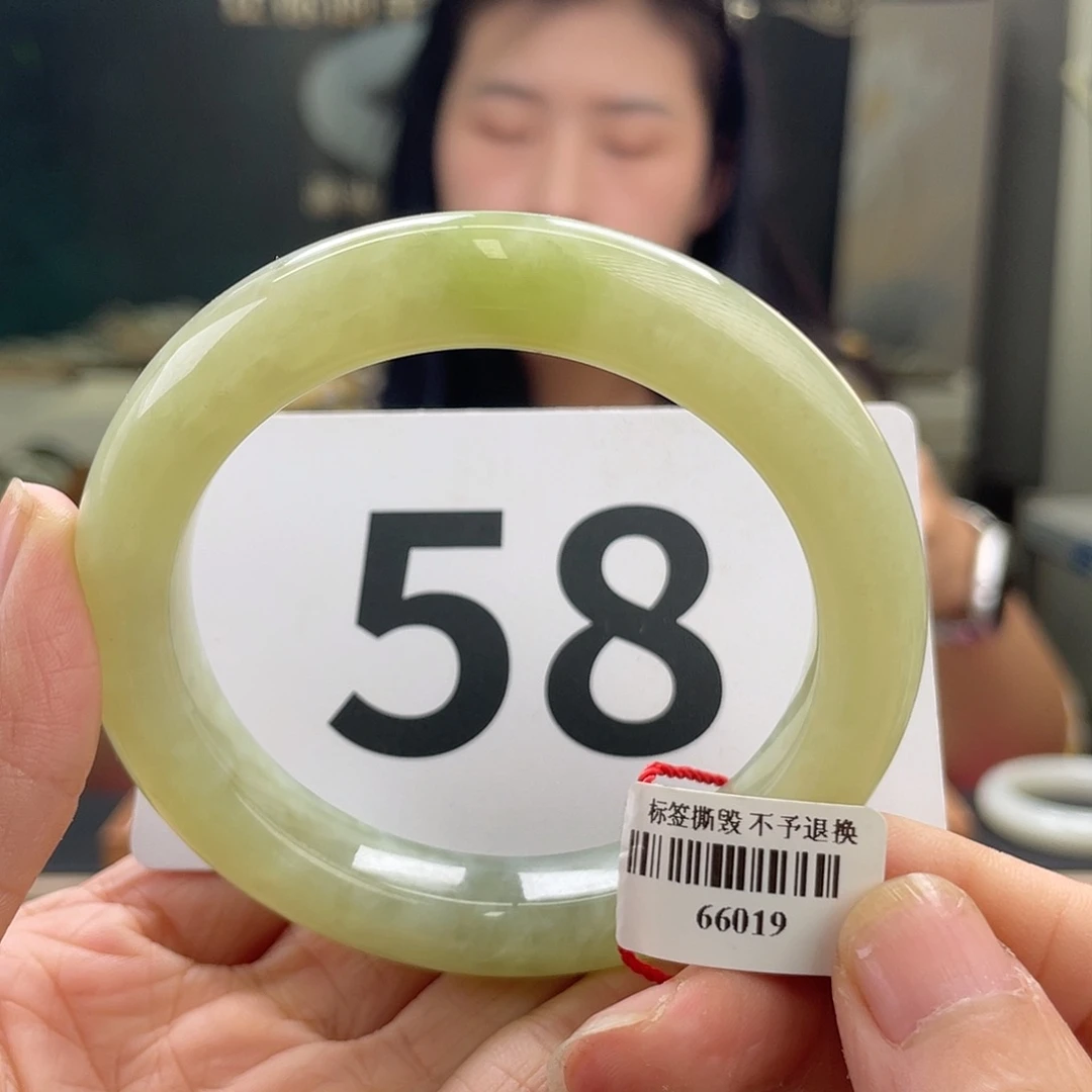 和田玉手镯未镶嵌微瑕10