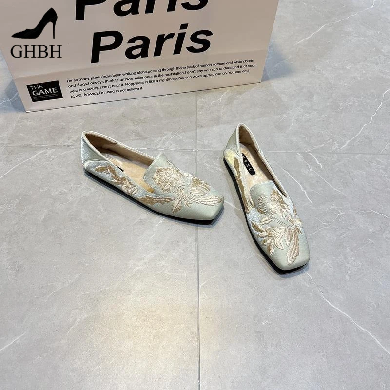 刺绣平底加绒女鞋2025秋冬新款时尚百搭方头中式国风汉服复古单鞋