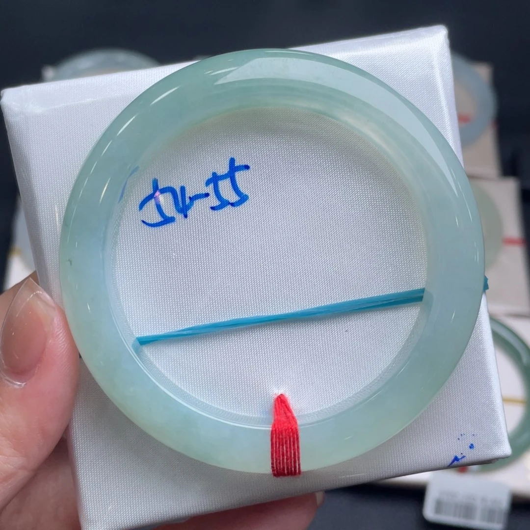 翡翠手镯未镶嵌翡翠手镯