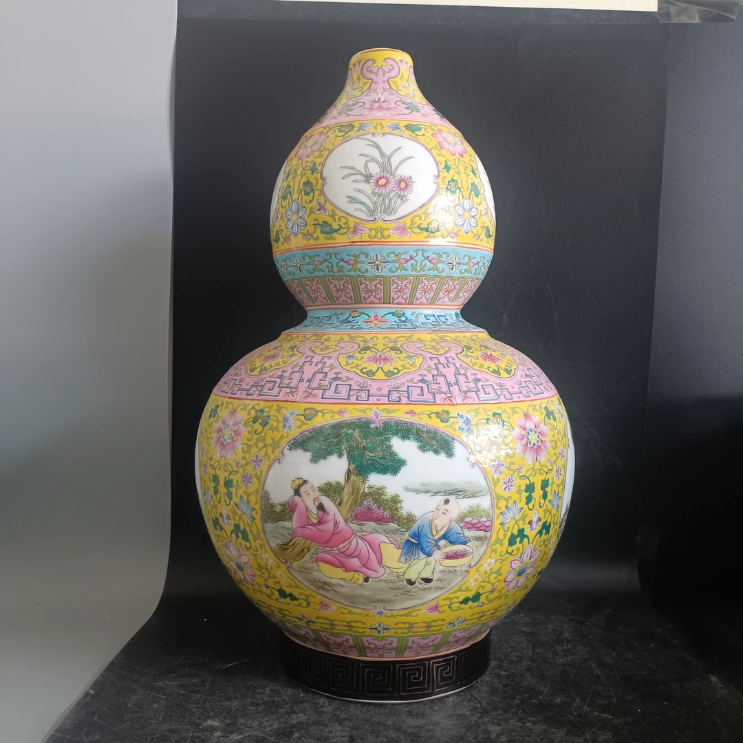 珐琅彩葫芦瓶请欣赏