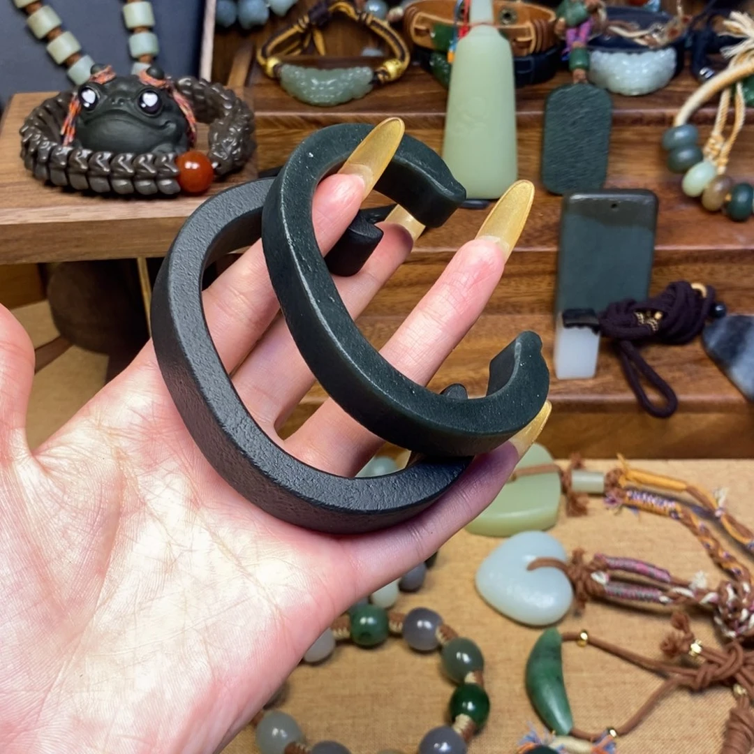 和田玉未镶嵌颈饰梅**古