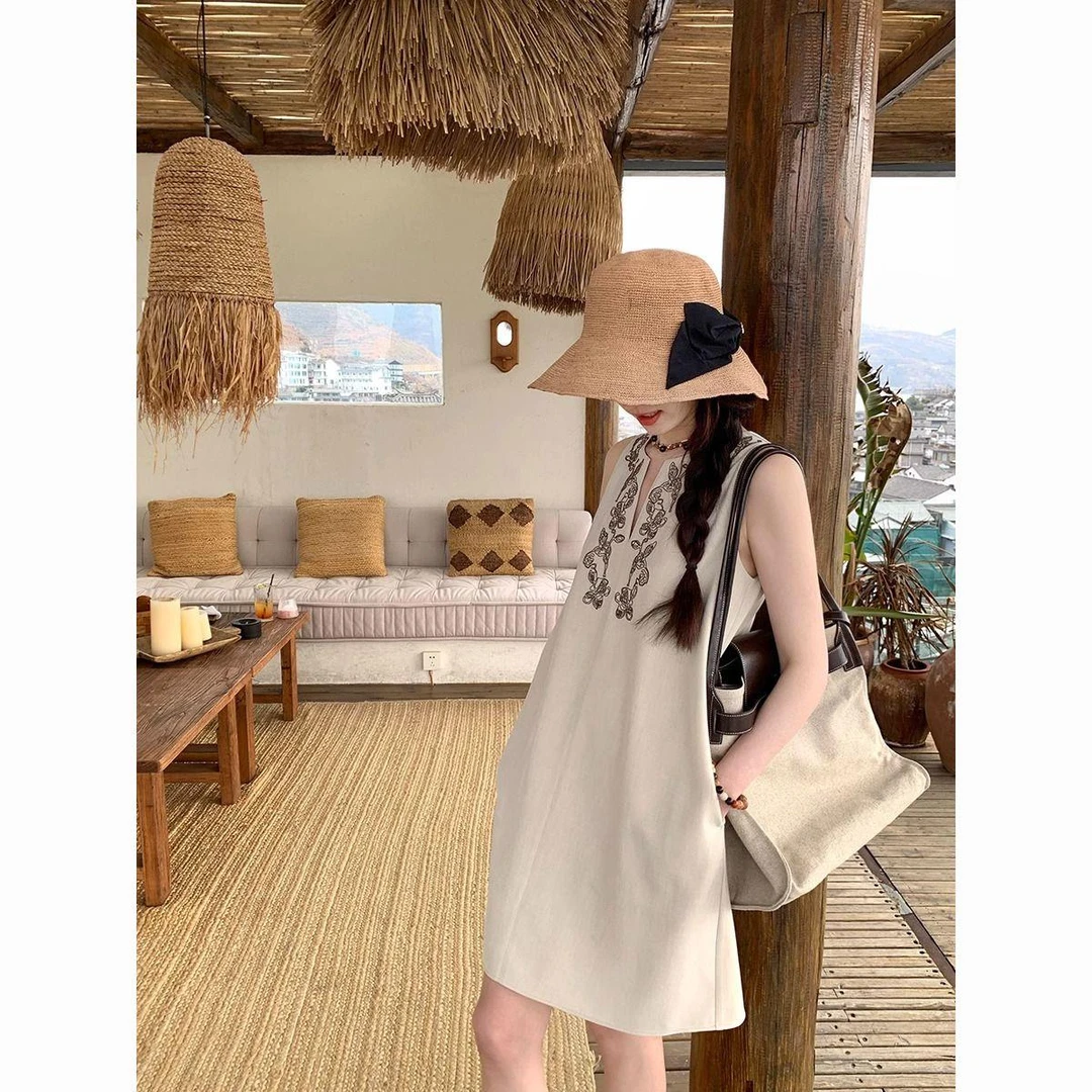 2025夏季新款垂感撞色重工绳绣设计民族风连衣裙女V领无袖A字裙女