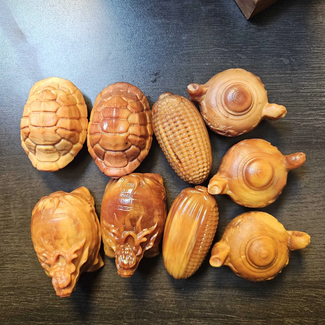 松木琥珀木雕刻手把件