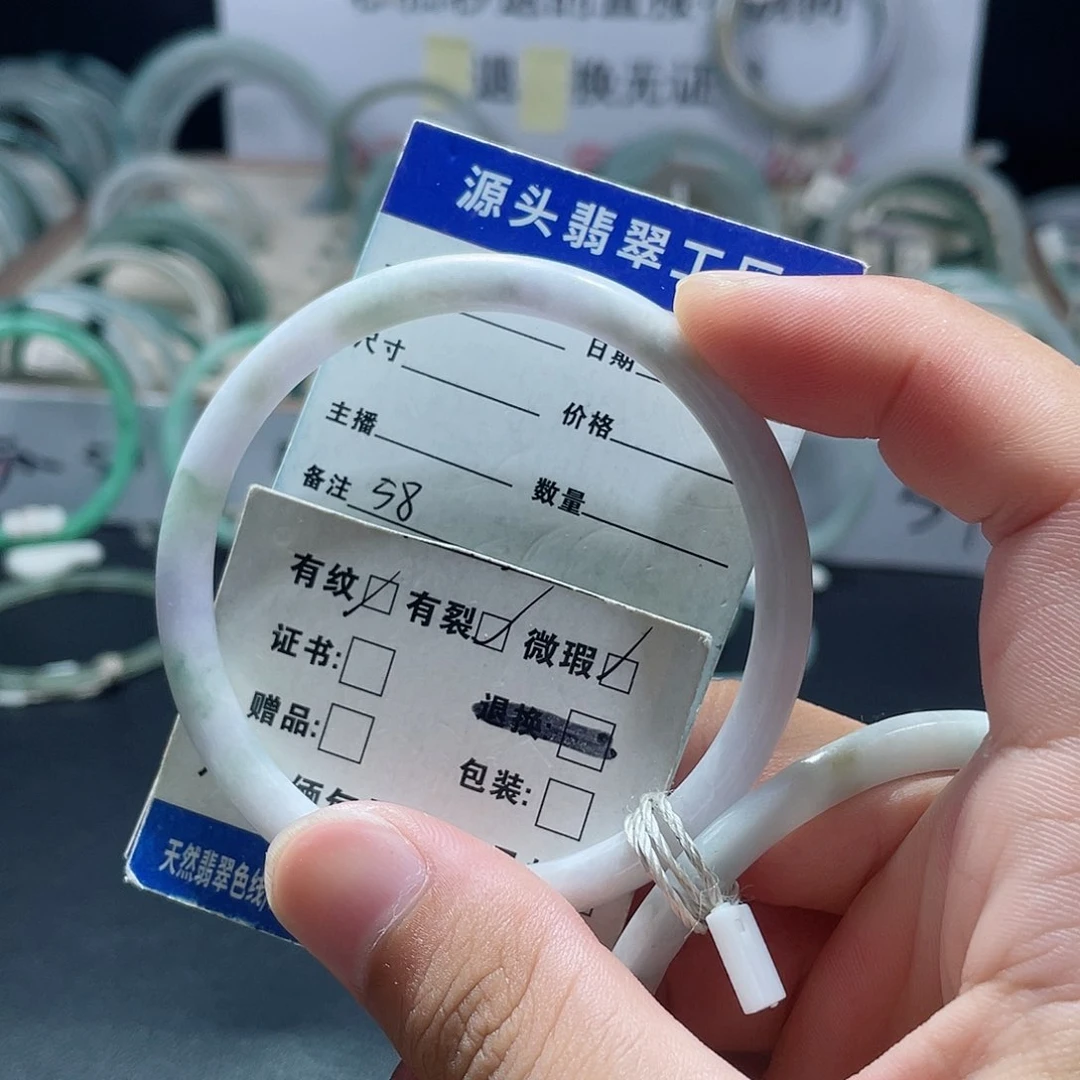 翡翠手镯未镶嵌瑕疵不退换