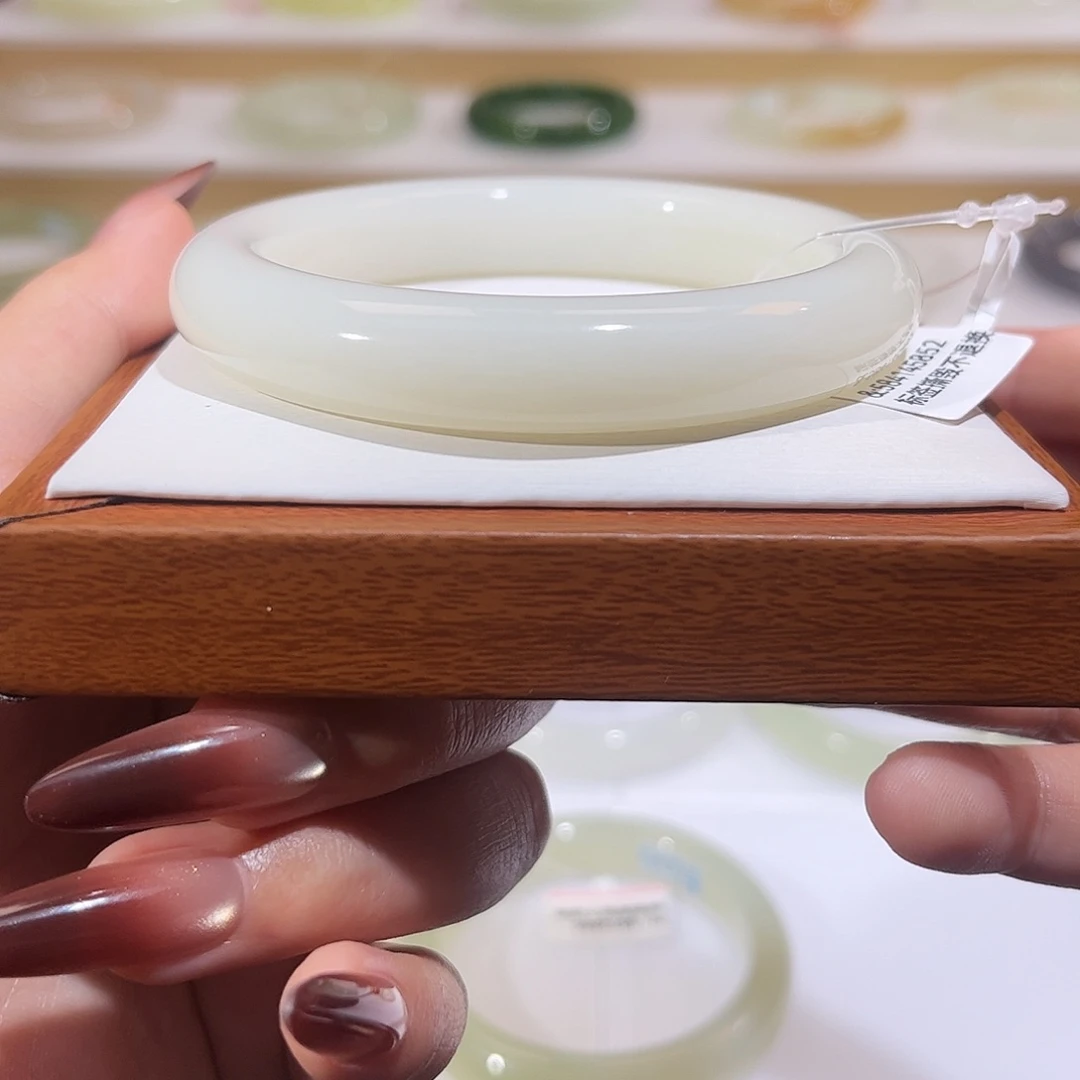 和田玉未镶嵌手镯且末暖白