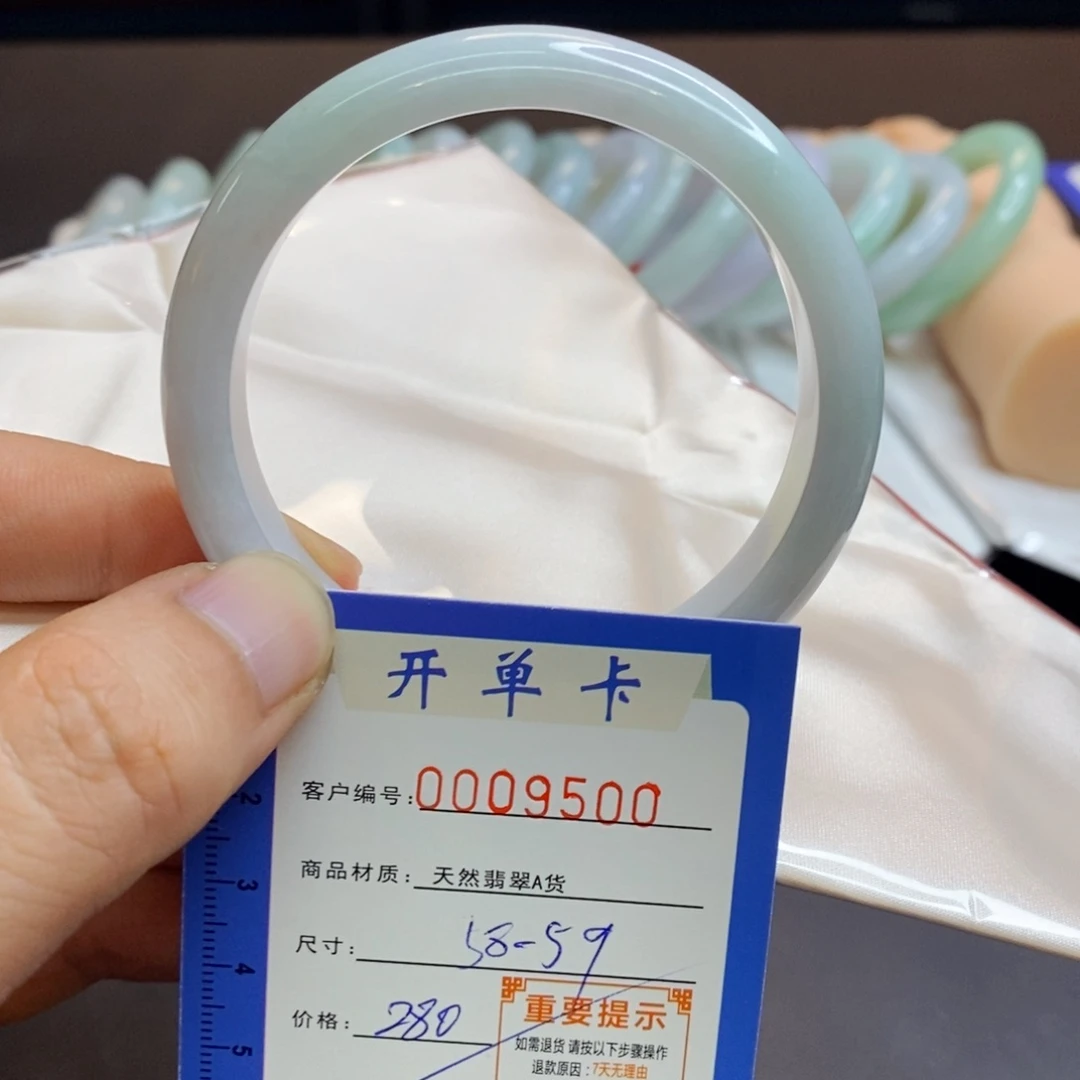 翡翠手镯未镶嵌翡翠