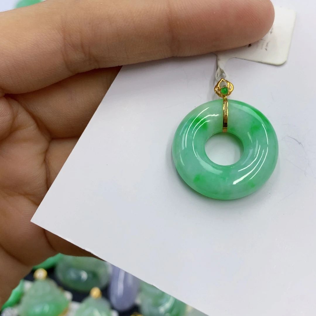 翡翠18K金镶嵌颈饰翡翠