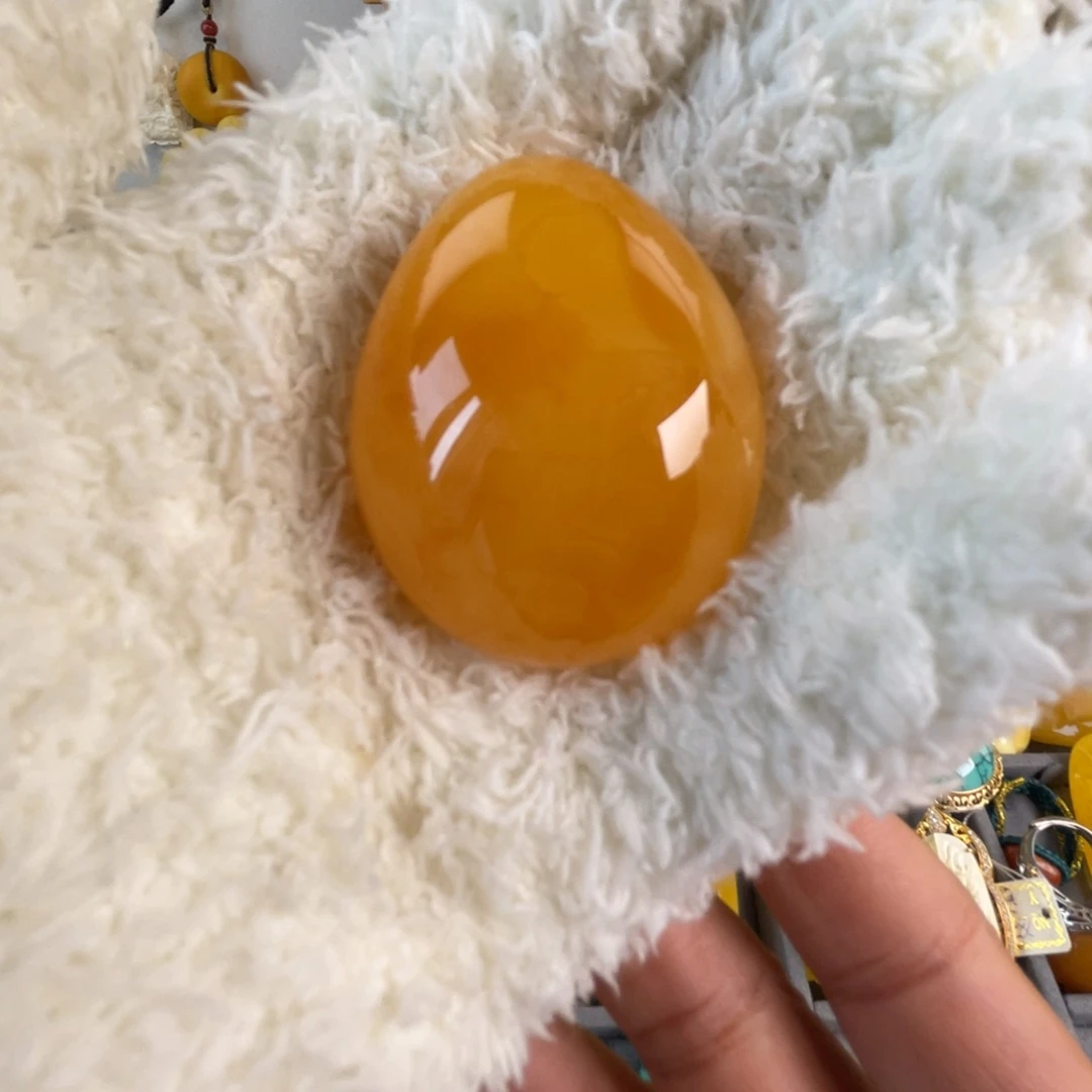 未镶嵌颈饰琥珀，